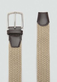 Flettet beige stofbælte med en sølvmetal spænde og brune læderdetaljer i begge ender. Teksturdesign for en sikker pasform.
