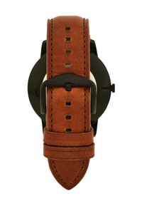 Bracelet de montre en cuir marron avec perforations, boucle en métal noir, et cadran de montre noir rond. Motif texturé sur le bracelet.