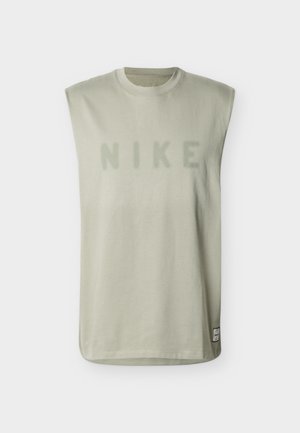 Zonder mouwen, lichtgrijs Nike-shirt met gewatteerde schouders en ronde halslijn, met een klein rechthoekig label vlak bij de onderzoom.