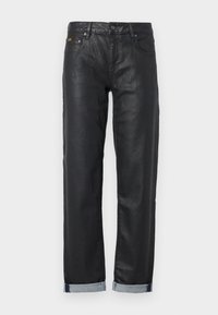 Vaqueros negros de mezclilla con una textura suave. Diseño de pierna recta que presenta un dobladillo vuelto y cinco bolsillos, asegurados con un botón frontal y cremallera.