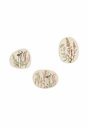 Tre ovale keramiske tallerkener med fine botaniske illustrationer af forskellige vilde blomster og græsser i afdæmpede jordfarver.
