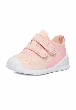 Jasnoróżowy sneaker dla malucha z dwoma paskami na rzepy i białą podeszwą, wykonany z siateczki i materiału syntetycznego dla wsparcia i oddychalności.