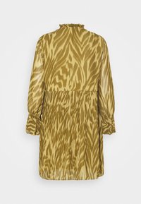 Robe jaune à manches longues avec imprimé zèbre abstrait marron, col montant à volants, taille froncée et poignets évasés, vue de dos.