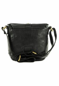 Borsa a tracolla in pelle nera con patta pieghevole, dettaglio in metallo dorato e tracolla regolabile; presenta un'etichetta del marchio sulla parte anteriore.