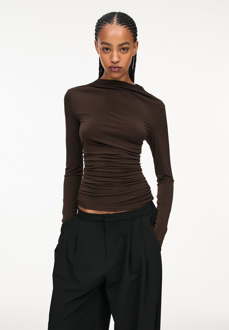 PULL&BEAR - GATHERED LONG SLEEVE - T-shirt à manches longues - brown, Agrandir