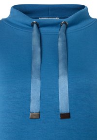 Cyanblauwe hoodie met een hoge hals, voorzien van satijnen trekkoorden en metalen uiteinden. Gladde textuur met een aangesloten ontwerp.