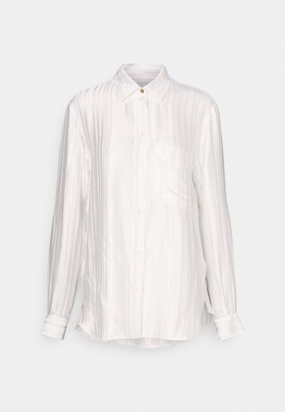 Λευκό πουκάμισο μακρύ μανίκι από σατινέ ύφασμα με κατακόρυφη υφή ριπ, κολάρο με κουμπιά και μία τσέπη στο στήθος. Χρυσό κουμπί διακοσμητικό.