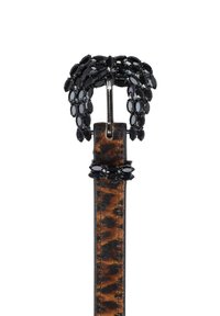 Hebilla de cinturón negra con joyas, con un diseño en cascada, unida a una correa de estampado de leopardo en marrón y negro, con herrajes metálicos.