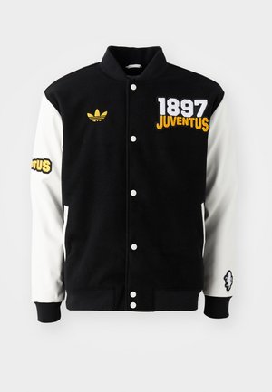Zwart-witte varsity jack met geborduurd Juventus-logo, "1897" in het geel, en drie witte drukknoopjes aan de voorkant.