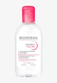 Bouteille en plastique transparent d'eau micellaire Bioderma Sensibio H2O AR, avec un bouchon rose et une étiquette blanche comportant un texte noir et rose. 250 ml.