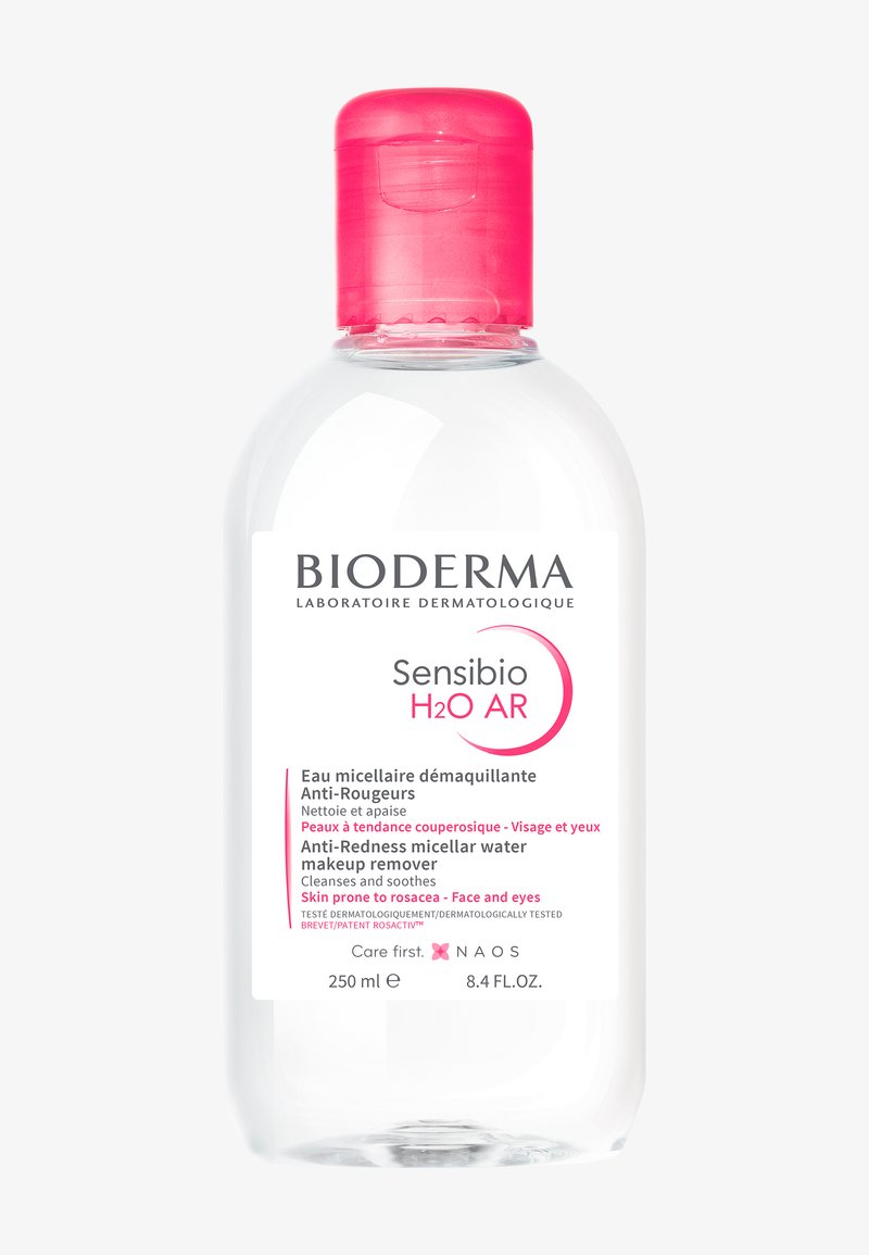 Bouteille en plastique transparent d'eau micellaire Bioderma Sensibio H2O AR, avec un bouchon rose et une étiquette blanche comportant un texte noir et rose. 250 ml.