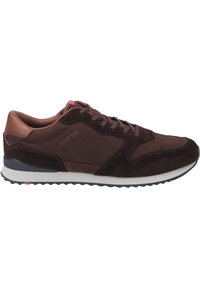 Scarpa sportiva marrone realizzata in pelle e camoscio, con una tomaia texturizzata, punta arrotondata e suola in gomma bianca con tacco in contrasto.