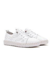 Baskets en cuir blanc avec un dessus perforé, un système de laçage et une semelle en caoutchouc texturée avec des détails de couture contrastants.