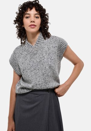 Pull en tricot gris à manches courtes avec un col en V et des bords côtelés, associé à une jupe portefeuille gris foncé, dotée d'un détail de bouton.
