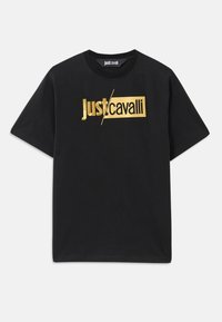 Juodas medvilninis marškinėliai trumpomis rankovėmis su auksinės metalinės spausdintos logotipais, kurie žymi "Just/cavalli" per visą priekinę dalį.