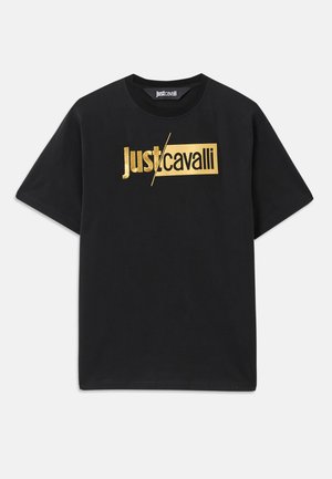 Čierne bavlnené tričko s krátkymi rukávmi, ktoré má na prednej strane zlatou metalickou potlačou nápis "Just/cavalli".