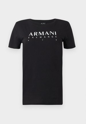 Melna īsās piedurknes T-krekls ar baltu uzrakstu "ARMANI EXCHANGE A I X" centrā krūšu rajonā, apaļu kakla izgriezumu un vienkāršu dizainu.