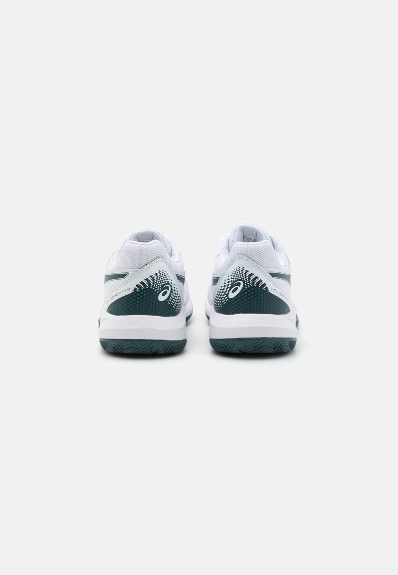 Scarpe sportive bianche con un accento verde, superiore in rete, retro texturizzato e tacco decorato. Suola in gomma con un motivo antiscivolo per una buona aderenza.
