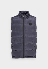 Pufferväst i mörk marinblå, med hög krage och framdragkedja. Har sidofickor och en cirkulär svart logotyp på bröstet. Slät textur.