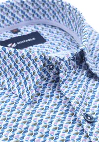 Shirt van een katoenmix, met een ontwerp in bladerenpatroon in blauw, wit en groen. Opmerkelijke details zijn een klassieke kraag en blauwe knoopaccenten.
