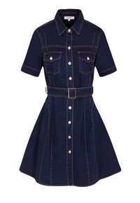 Tummansininen farkkuhuppari mekko, jossa on lyhyet hihat, kaksi rintataskua, vyötärölle kuuluva vyö ja napitettava etuosa, jossa on kontrastivärisiä saumoja.