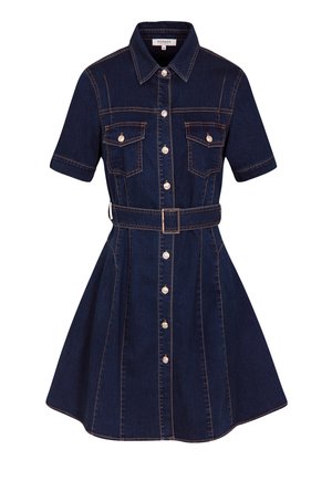 Robe chemise en jean bleu foncé, avec des manches courtes, deux poches poitrine, une taille ceinturée et un devant à boutons avec des coutures contrastées.