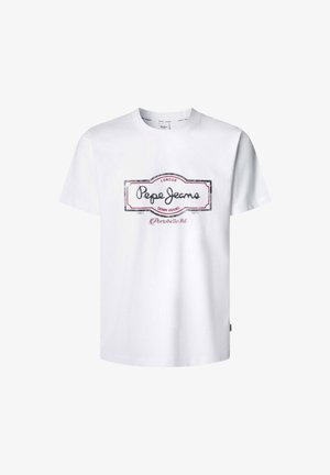Balta kokvilnas T-kreklu ar centrālo logo dizainu, kurā rakstīts "Pepe Jeans" melnā krāsā, papildināts ar sarkanām akcentiem un taisnstūra kontūru.