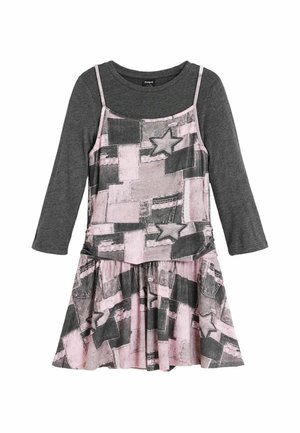 Mädchenkleid mit dunkelgrauen langen Ärmeln unter einem rosa-grauen ärmellosen Patchworkkleid mit Sternen und Taschen.