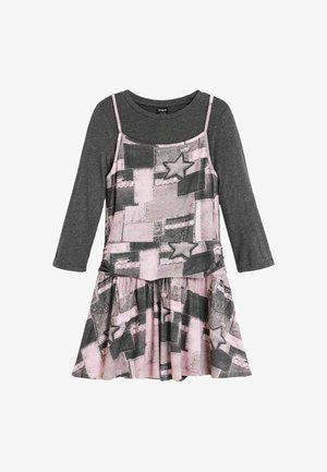 Sukienka dla dziewczynek z ciemnoszarymi długimi rękawami pod różową i szarą bezrękawną sukienką w stylu patchwork z gwiazdkami i kieszeniami.