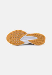 Nike Performance QUEST 6 - Scarpe da corsa su strada - phantom/metallic gold/sail/pale ivory/anthracite/light brown