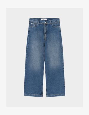 Széles szárú kék farmernadrág elülső zsebekkel és megkötős övvel, enyhén kifakult részekkel a combokon.