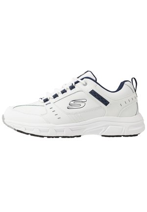Biały sportowy sneaker z granatowymi akcentami, teksturowaną podeszwą, sznurowadłami oraz logo "S" po boku, widziany z zewnętrznej strony.