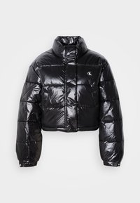 Giacca a vento nera cropped con finitura lucida, colletto alto, zip frontale e dettaglio con logo. Presenta maniche oversized e sezioni trapuntate.