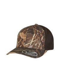 Camo-patroon pet met een gebogen klep, gemaakt van stof en gaas. Dominante kleuren zijn bruin, groen en tan. Logo aan de voorkant.