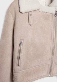 Béžová faux suede bunda so zatepleným golierom, zipsovými vreckami a skráteným strihom. Má hladkú textúru a odolné kovové detaily.