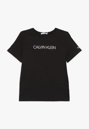 Schwarzes T-Shirt mit kurzen Ärmeln und rundem Ausschnitt, "CALVIN KLEIN" in Weiß mittig auf der Vorderseite gedruckt und kleinem Logo auf dem linken Ärmel.