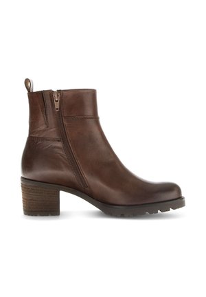 Bruine leren enkelboot met een ronde neus, zijrits, getextureerde blokhak en subtiele stiksels, met een treklip aan de achterkant.