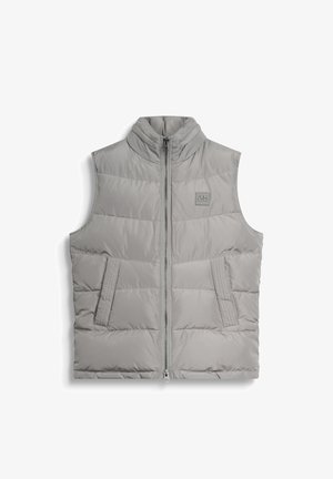 Hellgraue Steppweste mit hohem Kragen, Frontreißverschluss und zwei Eingrifftaschen. Mit diagonaler Steppung an den Taschen und einem Logo-Patch.