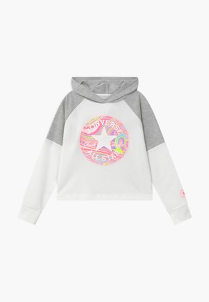Weißer und grauer Hoodie mit einem bunten, runden Converse All Star-Logo, das mittig auf der Vorderseite platziert ist, und einem kleinen Logo auf dem linken Ärmel.