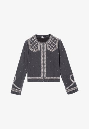 Giacca cropped in denim nero con intricati ricami argentati sulle spalle e sui polsini, caratterizzata da un colletto rotondo e chiusura con zip frontale.
