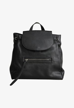 Sac à dos en cuir noir avec une poche avant zippée, une fermeture à rabat et une poignée supérieure sur fond blanc.