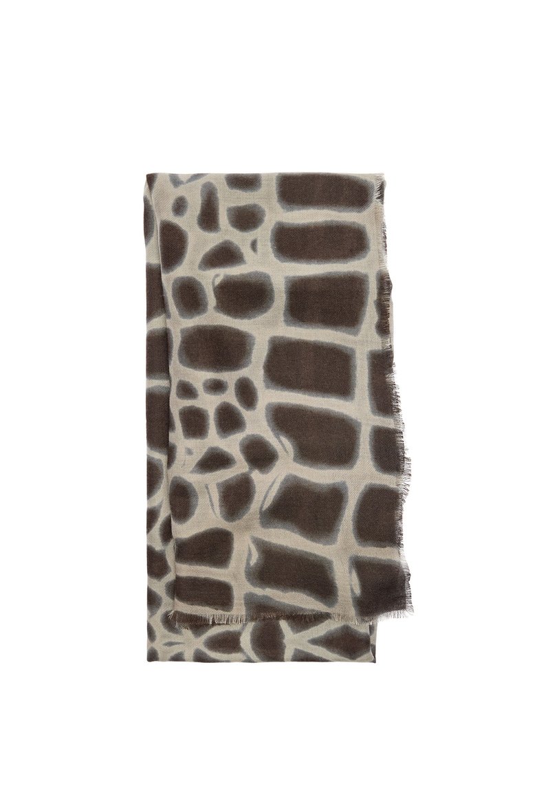 Szalik w wzór żyrafy w kolorach brązowym i beżowym. Wykonany z miękkiego materiału z postrzępionymi brzegami, w kształcie prostokąta i z teksturowanym wzorem.