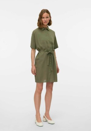 Robe verte à boutons en tissu léger, avec des manches courtes, une taille ceinturée et un design simple et classique.
