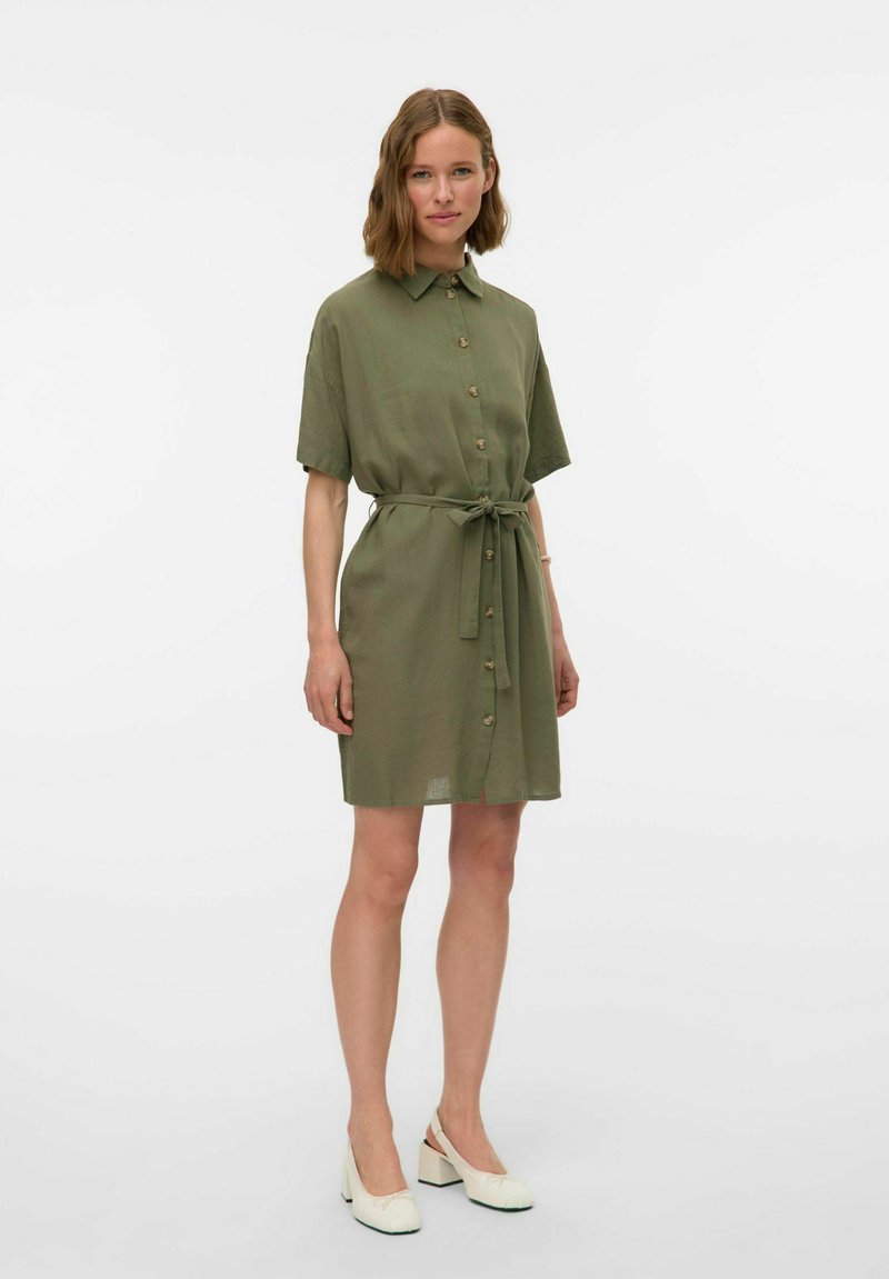 Vestito verde con bottoni, realizzato in tessuto leggero, caratterizzato da maniche corte, vita con allacciatura e un design semplice e classico.