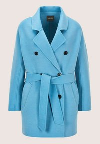 Dubbelzijdige lichtblauwe wollen jas met zwarte knopen, brede revers, zijzakken en een bijpassende riem die om de taille is geknoopt.
