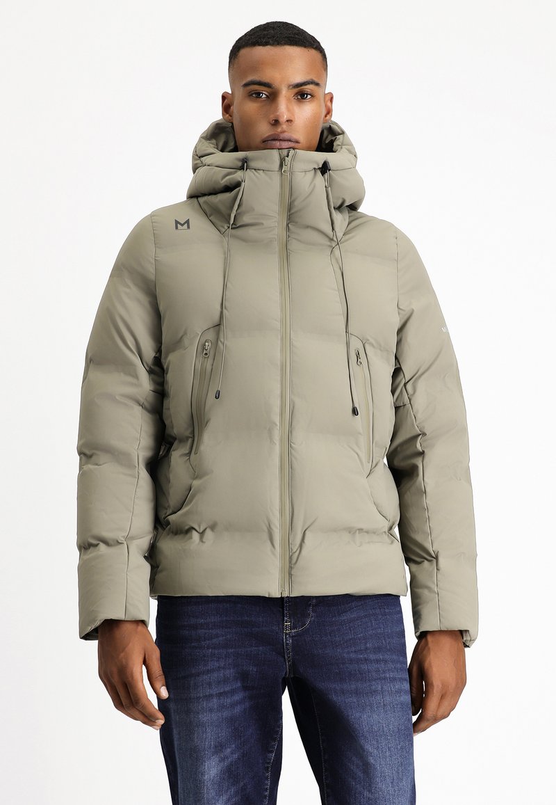 Padded, beżowa parka z wysokim kołnierzem, zamkiem z przodu i kapturem na sznurku. Posiada dwie zamykane na zamek boczne kieszenie oraz detal z logo na klatce piersiowej.