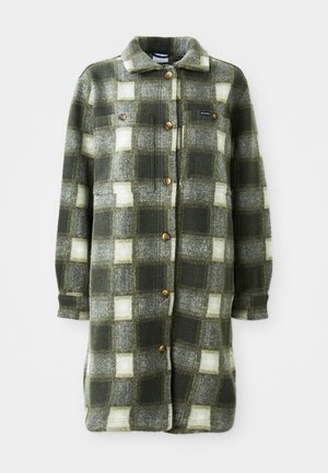 Grønn og grå rutete skjortejakke laget av myk flanell, med kragehals, knappestenging foran, og to brystlommer med gullknapper.