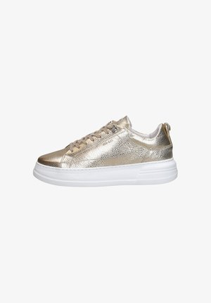 Metallische gouden sneaker met een gestructureerde bovenkant, platte witte zool en beige veters. Bevat een trekloop aan de hiel voor gemakkelijk aan- en uittrekken.