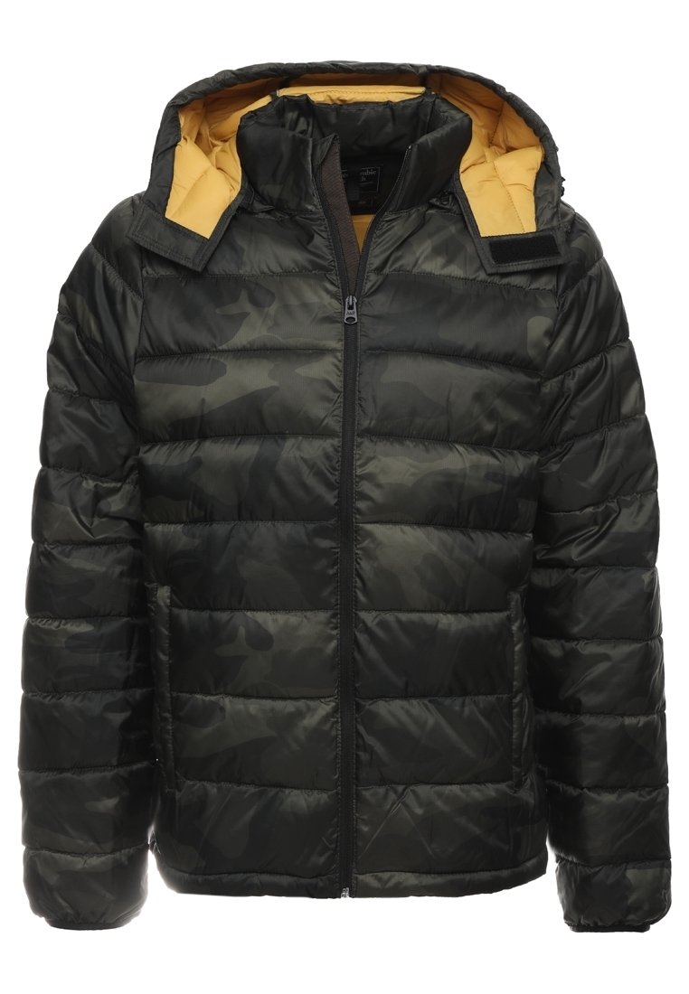 Giacca a vento in camouflage verde scuro con interno giallo. Presenta una chiusura con zip anteriore, cappuccio e polsini a coste. Materiale leggero e design trapuntato.