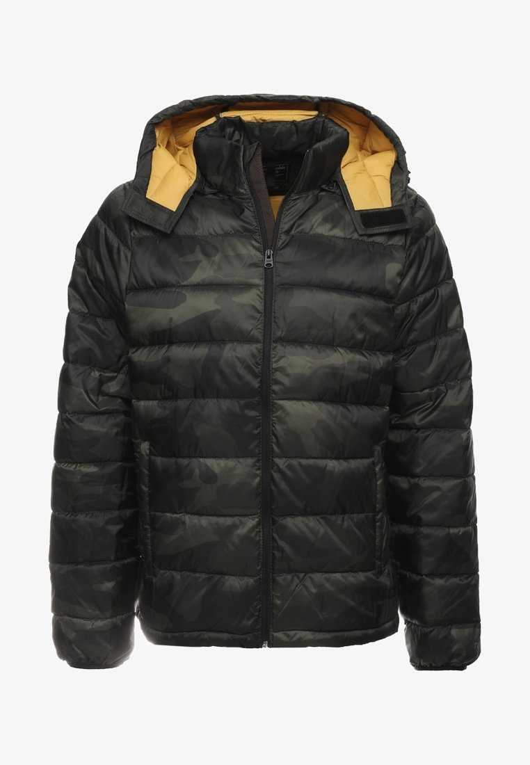 Giacca a vento in camouflage verde scuro con interno giallo. Presenta una chiusura con zip anteriore, cappuccio e polsini a coste. Materiale leggero e design trapuntato.